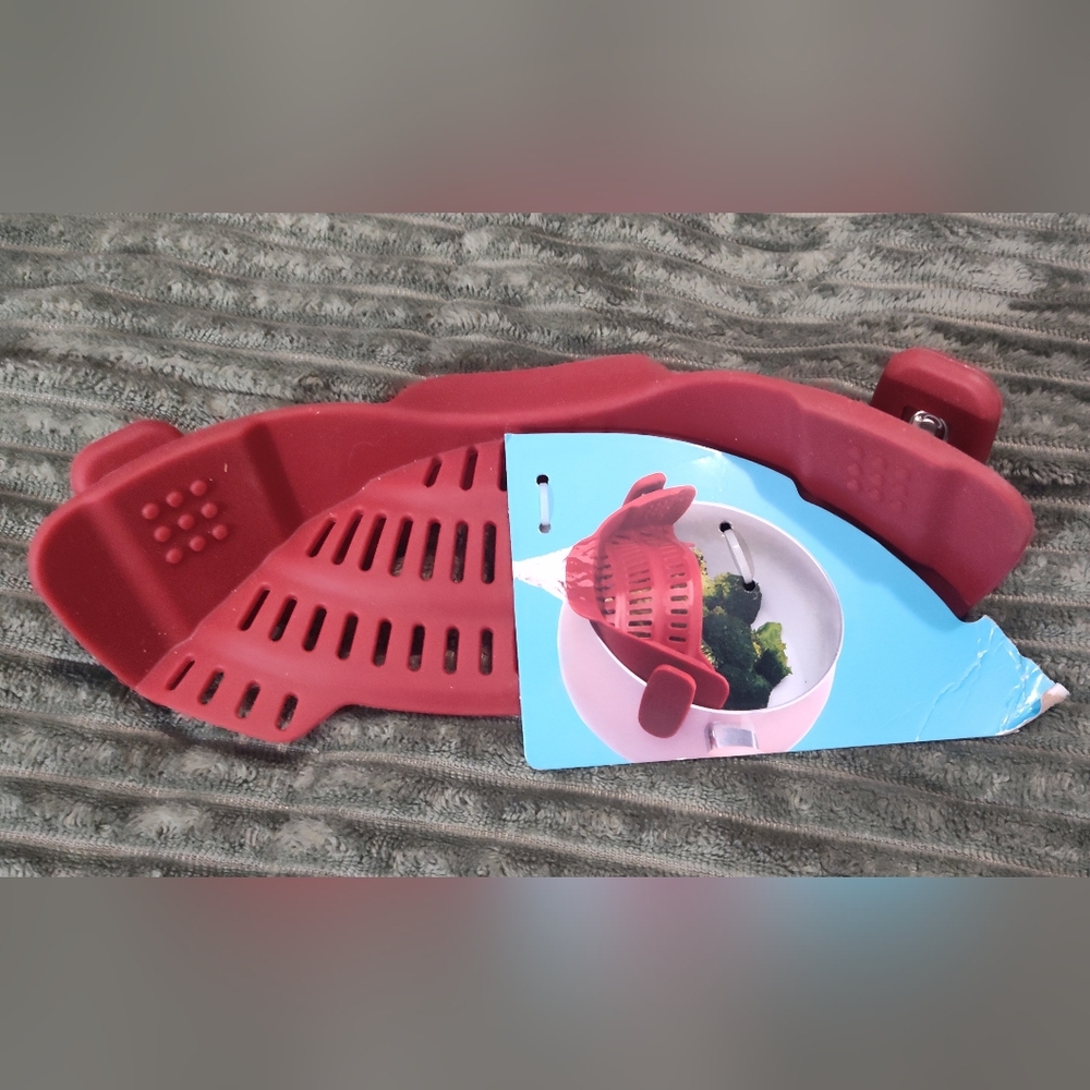 NWT! Clup-On Kitchen Strainer